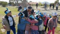 Başkan Topaloğlu çocuklarla fidan dikti